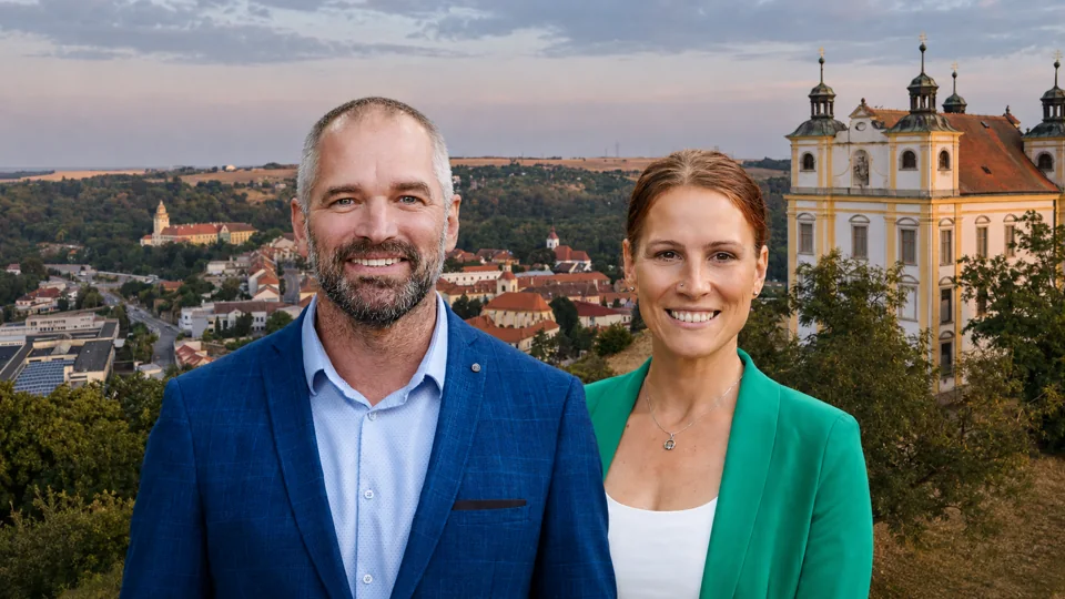 Vojtěch Kocáb a Magdalena Pazderová před Moravským Krumlovem